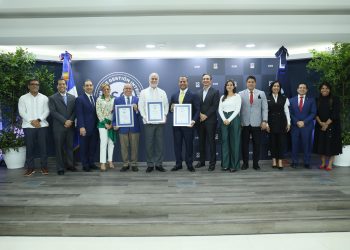 Placas de las dos certificaciones. - Fuente externa.