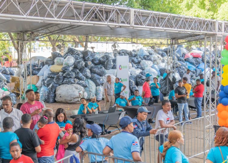 Fundas con botellas recolectadas durante la iniciativa "Plásticos por Juguetes", celebrado por la Alcaldía del Distrito Nacional. | Fuente externa.