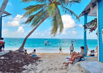 Los turislas que son registrados como tales son aquellos visitantes que pernoctan por lo menos un día en territorio dominicano.