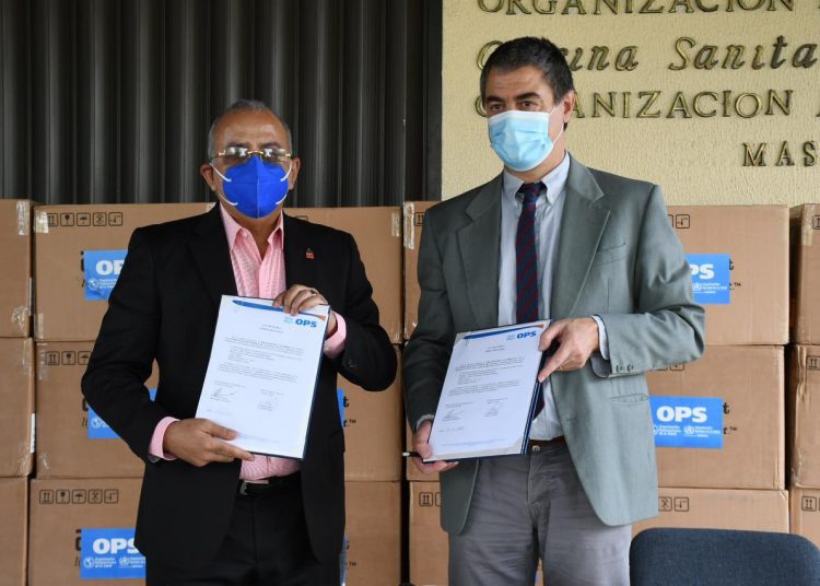 El ministro de Salud Pública, Plutarco Arias, recibe las donaciones de las manos del representante de la OPS en RD, Olivier Ronveaux. | Fuente externa.
