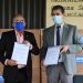 El ministro de Salud Pública, Plutarco Arias, recibe las donaciones de las manos del representante de la OPS en RD, Olivier Ronveaux. | Fuente externa.