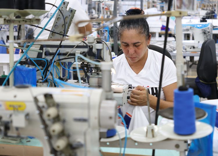 De acuerdo con un informe del Banco Mundial (BM), las mujeres concentraron el 54% de los nuevos trabajos, equivalentes a 14.5 millones de puestos.