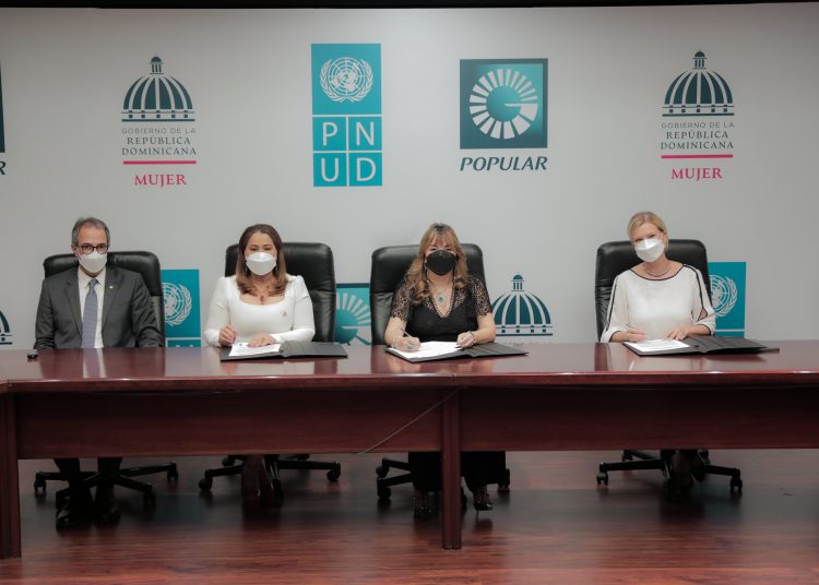 José Mármol, Mayra Jiménez, Antonia Antón de Hernández e Inka Mattila.