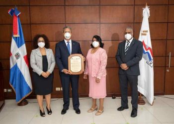 José Luis Guzmán, gerente de la División de Seguridad Física, Electrónica y Ocupacional, y Edward Petit, gerente del Departamento de Seguridad Física, recibieron por parte del Popular la certificación, cuyo acto de entrega estuvo presidido por Mari Norki Ozuna, viceministra de Trabajo, y Altagracia Espaillat, directora de la División de Seguridad e Higiene Industrial.