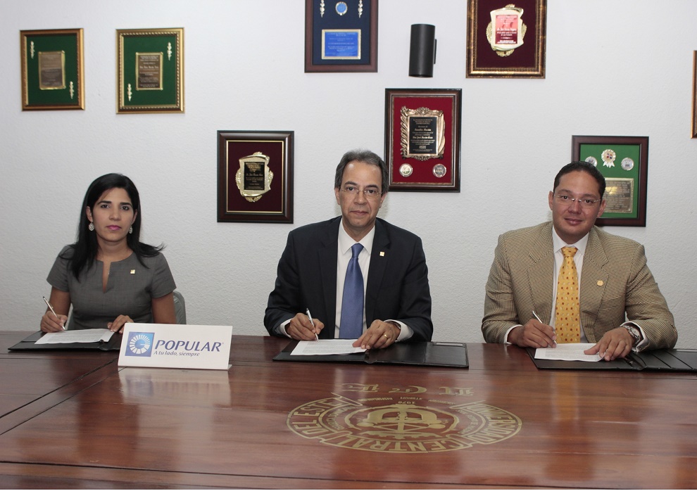 Mariel Bera, vicepresidente del Área de Relaciones Públicas del Banco Popular Dominicano; José Mármol, vicepresidente ejecutivo de Relaciones Públicas y Comunicaciones del Banco Popular y José Hazim Torres, rector de la Universidad Central del Este (UCE).