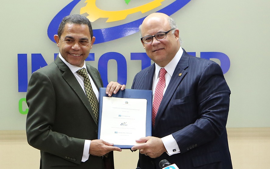 Rafael Ovalles, director general del Infotep, y Eduardo Grullón J. Grullón, presidente de AFP Popular./elDinero