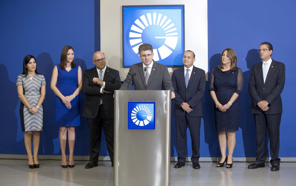 Mariel Bera, vicepresidente del Área de Relaciones Públicas; Jhoanna Rodríguez de Grullón y su esposo, Eduardo Grullón, presidente de AFP Popular;  Arturo Grullón, vicepresidente de Negocios Zona Norte;  Juan Lehoux, vicepresidente ejecutivo de Negocios Personales y Sucursales; Alba Rosa Torres , gerente titular de la sucursal de Mao y Ricardo De la Rocha, vicepresidente del Área de Negocios Corporativos y Empresariales de la Zona Norte.