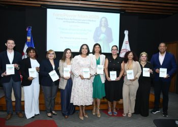 El “Foro Power Mom 2025” fue un encuentro que reunió a especialistas en economía, finanzas personales, emprendimiento y psicología, quienes abordaron temas relacionados con la salud emocional, el ahorro y la inversión, y ofrecieron recomendaciones prácticas a madres amas de casa, empresarias, emprendedoras y trabajadoras, para ayudarles a lograr un equilibrio entre las finanzas personales y sus distintos roles.