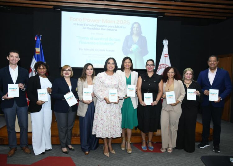 El “Foro Power Mom 2025” fue un encuentro que reunió a especialistas en economía, finanzas personales, emprendimiento y psicología, quienes abordaron temas relacionados con la salud emocional, el ahorro y la inversión, y ofrecieron recomendaciones prácticas a madres amas de casa, empresarias, emprendedoras y trabajadoras, para ayudarles a lograr un equilibrio entre las finanzas personales y sus distintos roles.