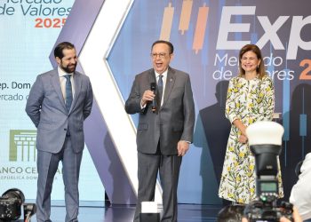 Valdez Albizu, quien también preside el Consejo Nacional del Mercado de Valores, enfatizó su orgullo por el desarrollo alcanzado.