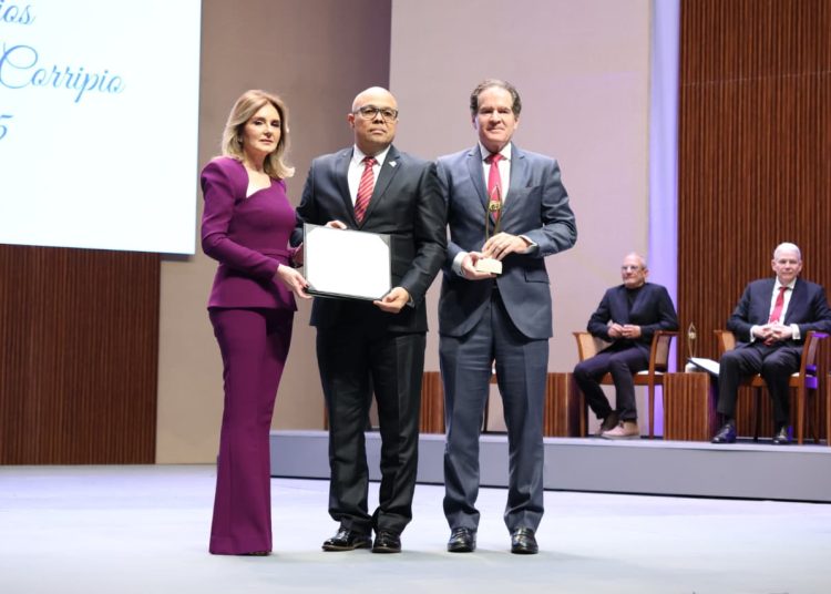 Rafaela Martínez de Corripio, Jairon Severino y Manuel Corripio.  Foto: Ronny Cruz