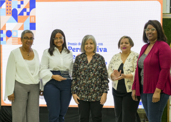 Periodista Danielis Fermín, al recibir su galardón. - Fuente externa.