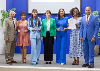 La periodista Massiel de Jesús junto a las colegas del Listín Diario Shaddai Eves, Carolina Pichardo y Yanibel Luna, en la entrega de los reconocimientos de la primera edición de Premio Periodismo de Juventud.
