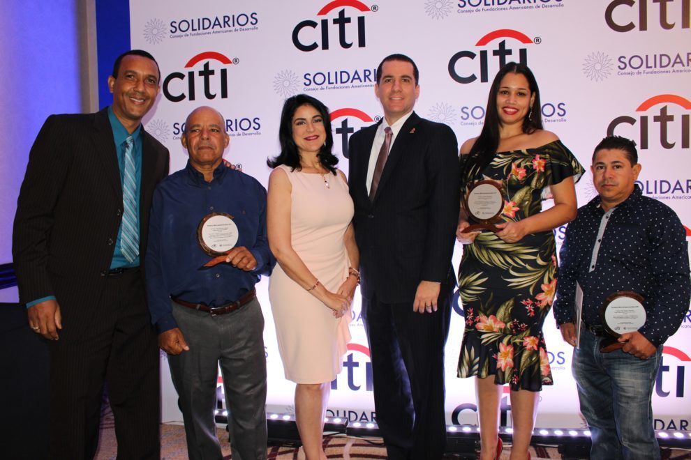 premios citi equipo de la fdd junto a su presidenta amelia reyes mora y sus clientes ganadores de premios citi 2018