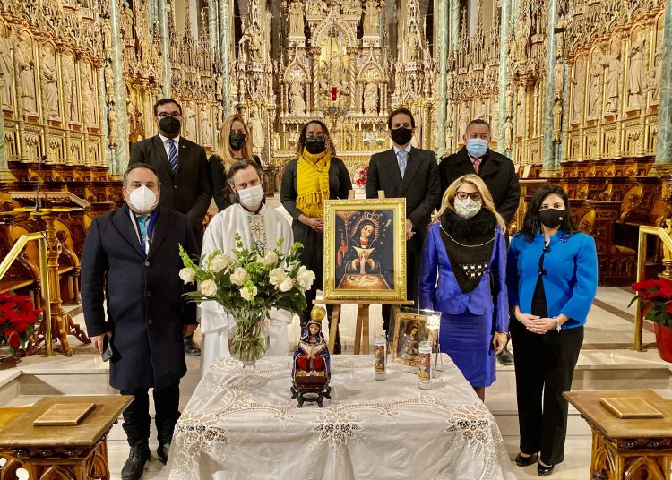 Presentación de La Virgen de la Altagracia en Basílica Notre-Dame de la ciudad de Ottawa.