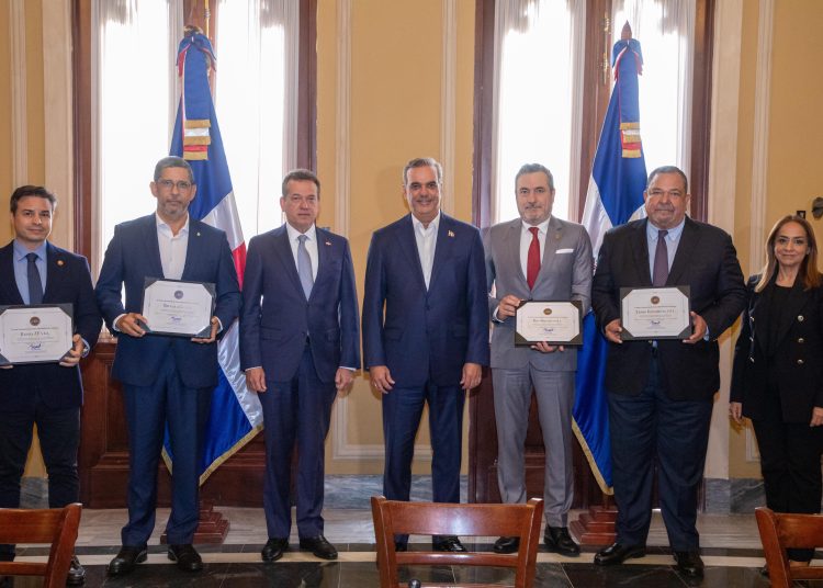 Presidente Abinader al entregar "Denominación de Origen Ron Dominicano". - Fuente externa.