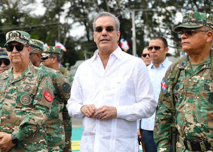 Luis Abinader, presidente de República Dominicana, junto a autoridades. - Fuente externa.