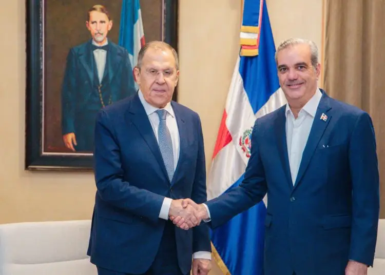 Luis Abinader recibe al canciller ruso, Serguéi Lavrov, en el Palacio Nacional.