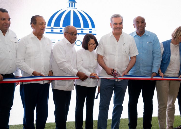 Presidente y autoridades acompañan al Ministro en inauguración Micro-hidroeléctrica proyecto fotovoltaico. Fuente externa.