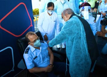 El coronel Ramón Familia Alcántara, médico internista y subdidector del hospital militar Ramón de Lara, ha sido la primera persona en el país en recibir la vacuna contra el covid-19. | Fuente externa.