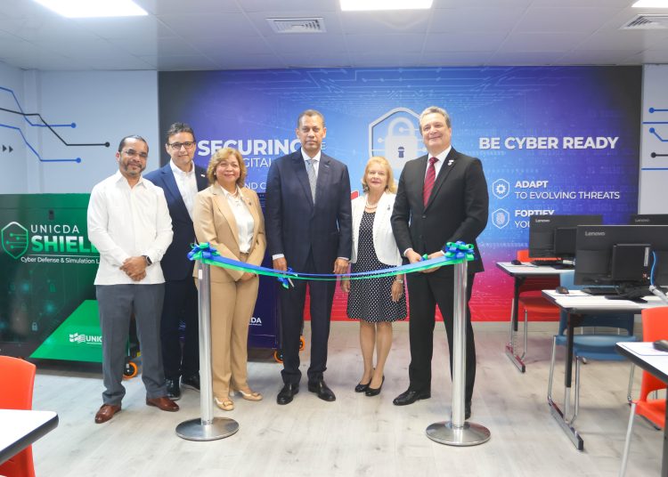 La jornada inició con el corte de cinta de los nuevos laboratorios, ubicados en el Edificio A del campus.