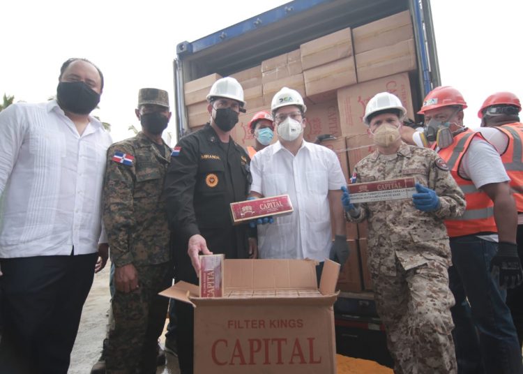Andrés Espinal, presidente de Asocigar, Eduardo Sanz Lovatón, director general de Aduanas junto a miembros del Ejército Nacional, la Armada Dominicana, y la Dirección General Impuestos Internos.