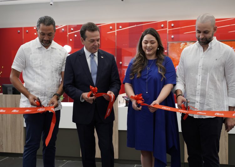 Benjamin Gonzalez, Victor Bisonó Haza, Sandra Infante y Alejandro Constantinau.