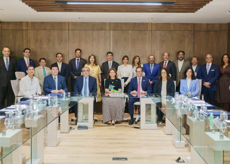 Junta de directores del Conep, junto a la vicepresidente de República Dominicana Raquel Peña. - Fuente externa.