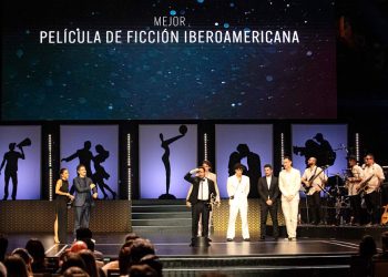 Equipo de producción y realización de “La sociedad de la nieve” al recibir uno de los premios.