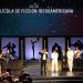Equipo de producción y realización de “La sociedad de la nieve” al recibir uno de los premios.