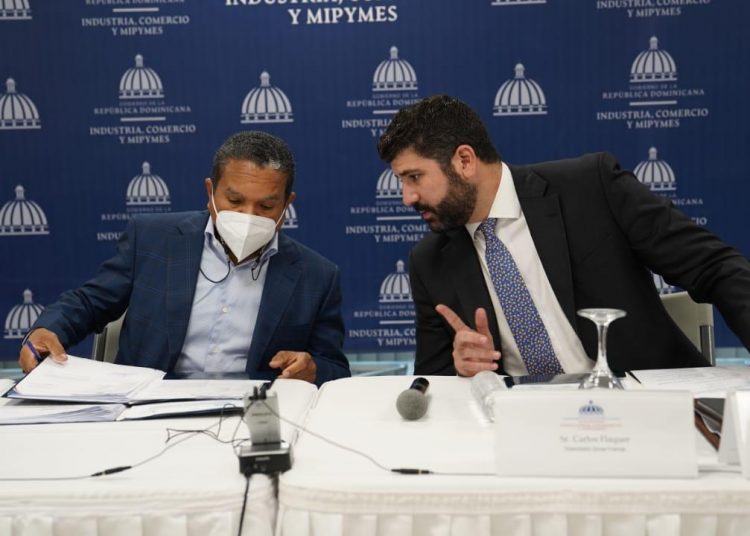 Principal. Daniel Liranzo, director ejecutivo del CNZFE, y Carlos Flaquer, viceministro de Zonas Francas y Regímenes Especiales del MICM.