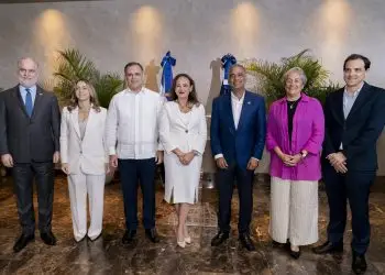 Entre los presentes destacan al ministro de Hacienda, José Manuel Vicente, el titular de Energía y Minas, Joel Santos, la directora general de Supérate, Gloria Reyes, el superintendente de Bancos, Alejandro Fernández W., entre otros.