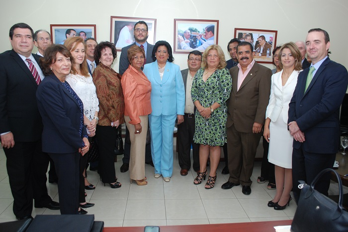 Los titulares de competencia de siete países junto a la presidente de ProCompetencia, Michelle Cohen, visitaron a la presidenta del Senado, Cristina Lizardo.