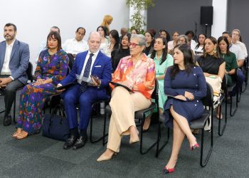 Biviana Riveiro explicó que este programa tiene como objetivo principal proporcionar una mentoría personalizada y efectiva para facilitar el crecimiento profesional y personal de los participantes.