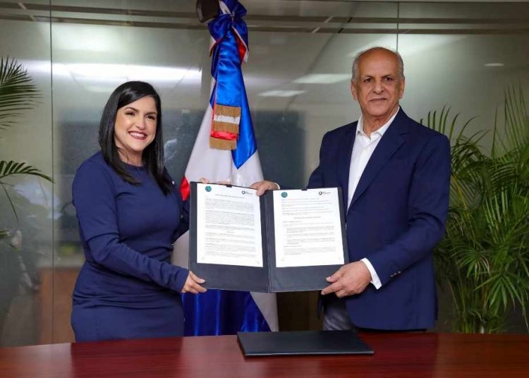 La directora ejecutiva de ProDominicana, Biviana Riveiro, y el director general del IAD, Danilo del Rosario.