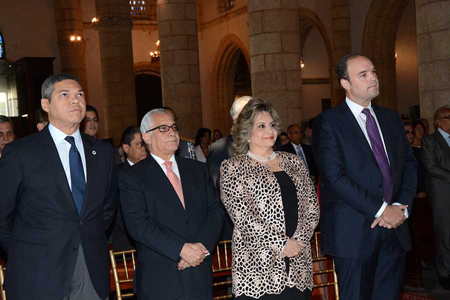 José del Castillo y Alexandra Izquierdo encabezaron los funcionarios que asistieron a la misa, la cual fue celebrada por  Benito Ángeles en la Catedral Primada de América. /LÉSTHER ÁLVAREZ