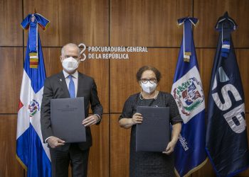 El superintendente de Bancos, Alejandro Fernández W., y la procuradora general de la República, Miriam Germán Brito.