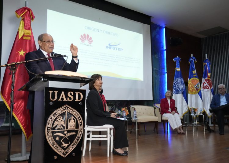 Profesor Rafael Santos Badía, expositor en el foro Las Relaciones Domínico-China Caminando Hacia la Prosperidad. | Fuente externa.