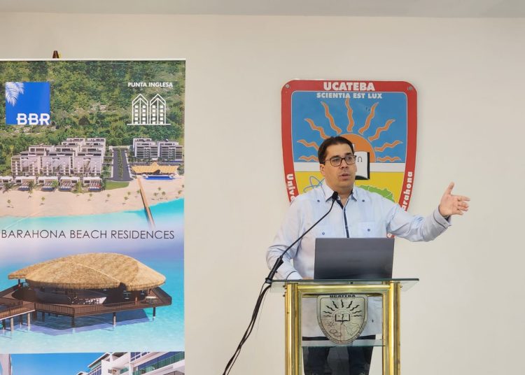El encargado de comunicaciones del proyecto Barahona, José Luis Ravelo, durante la presentación de la propuesta inmobiliaria en la feria ecoturística "Descubre Barahona". | Karla Alcántara.