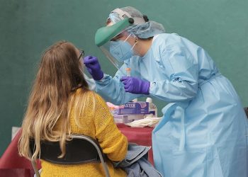 Una doctora realiza la prueba de covid-19 a una paciente. | Gorka Estrada, EFE.