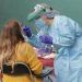 Una doctora realiza la prueba de covid-19 a una paciente. | Gorka Estrada, EFE.