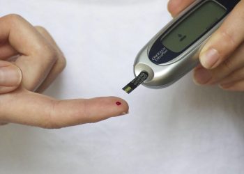 La diabetes es una enfermedad metabólica crónica caracterizada por niveles elevados de azúcar en sangre.
