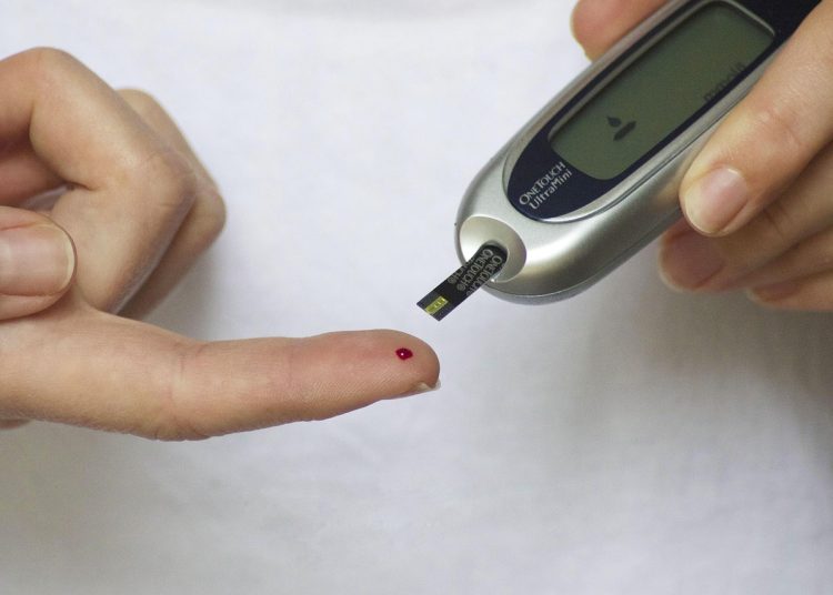 La diabetes es una enfermedad metabólica crónica caracterizada por niveles elevados de azúcar en sangre.