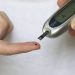 La diabetes es una enfermedad metabólica crónica caracterizada por niveles elevados de azúcar en sangre.