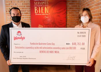 Fred Oscar Imbert, presidente de Grupo Raya, y María Esther Valiente de Villanueva, representante de Quiéreme Como Soy.