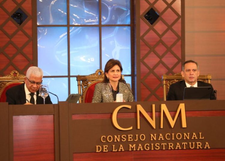 El encuentro se desarrolla en el salón Las Cariátides del Palacio Nacional, donde se evaluarán 21 de los 83 candidatos postulados.