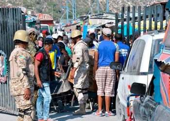 La enfermedad puede transmitirse a los seres humanos por las vías respiratorias, a través de la carne infectada y por las heridas de la piel, pero no se contagia de persona a persona.