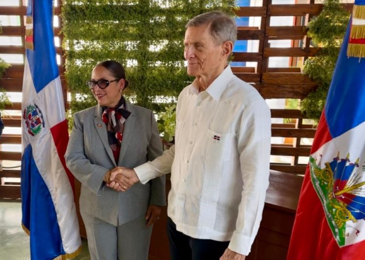 La canciller haitiana Raina Forbin y el canciller dominicano Roberto Álvarez. / Fuente: Le Nouvelliste