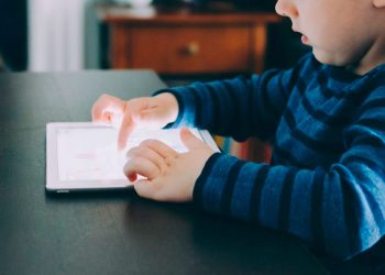 De acuerdo con cifras de Kaspersky, a más de la mitad de los padres de familia en América Latina (58%) les preocupa que sus hijos encuentren contenidos inadecuados. - Fuente externa.