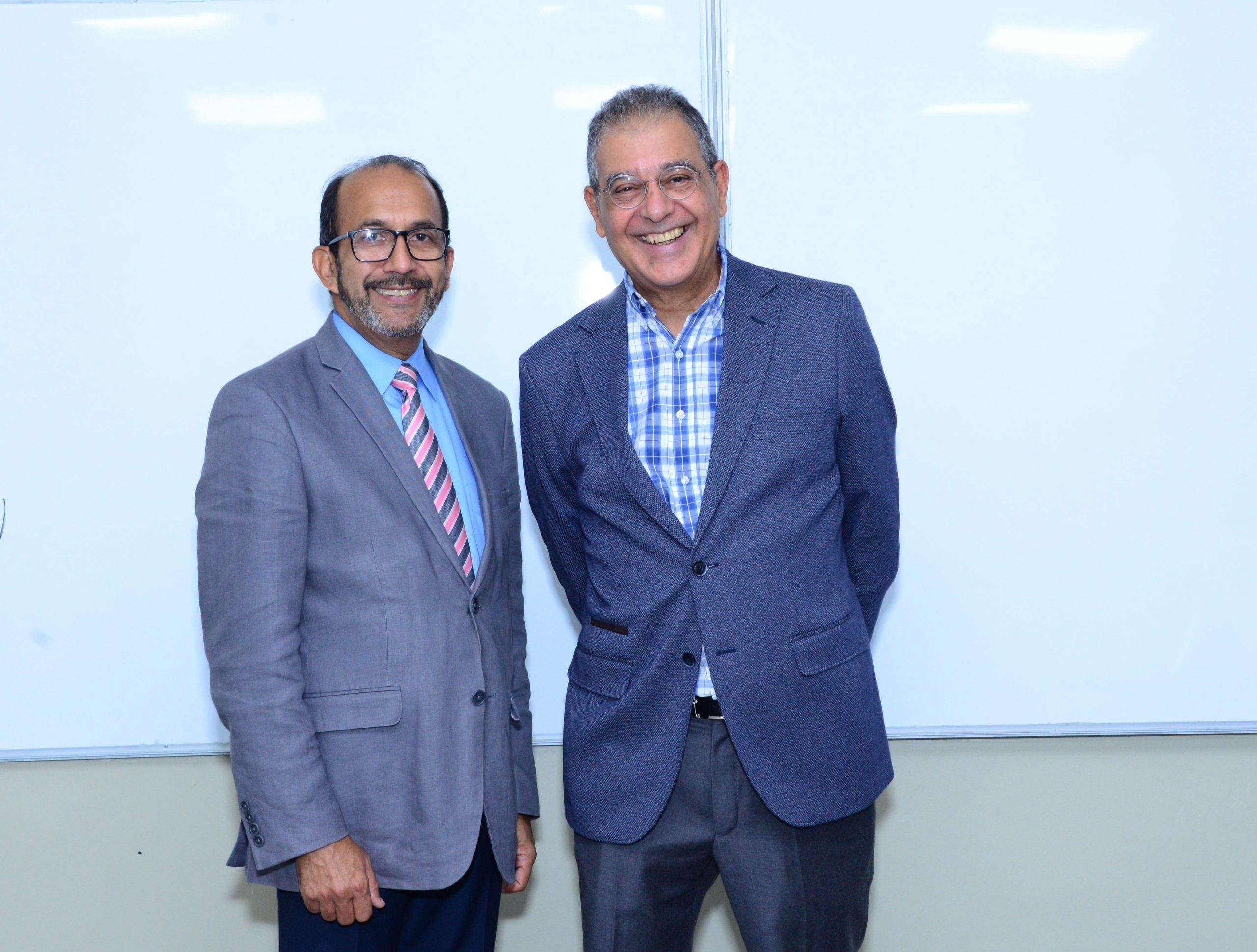 rafael espinal, coordinador de la carrera de economía del intec, y héctor guiliani cury, asesor privado